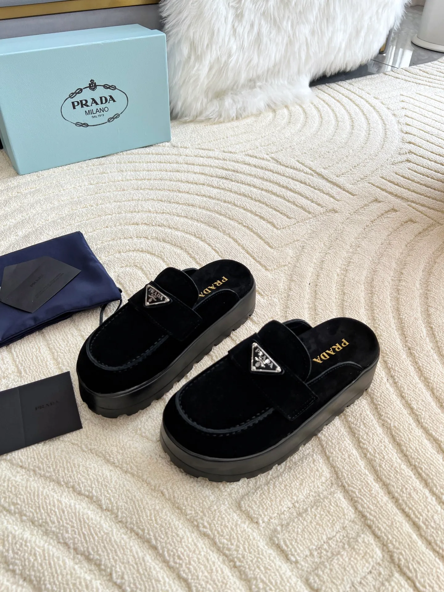 👟👟Ex-factory price 440👟👟 Prada/Prada 25ss summer new couple's beach thick-soled Birkenstock sandals. This shoe style is really a classic design that will not go out of style and is in line with everyone's current pursuit of comfortable and healthy wearing concepts. It is regarded by many domestic and foreign celebrities and fashionistas as an important choice for daily slippers. ✔Upper: imported super soft sheepskin ✔Inner lining: imported sheepskin ✔Hardware: Original molded split hardware ✔Outsole: Ultra-light, wear-resistant and non-slip foam sole ✔Number of yards: 35~40 (custom-made 40 pieces are non-refundable)